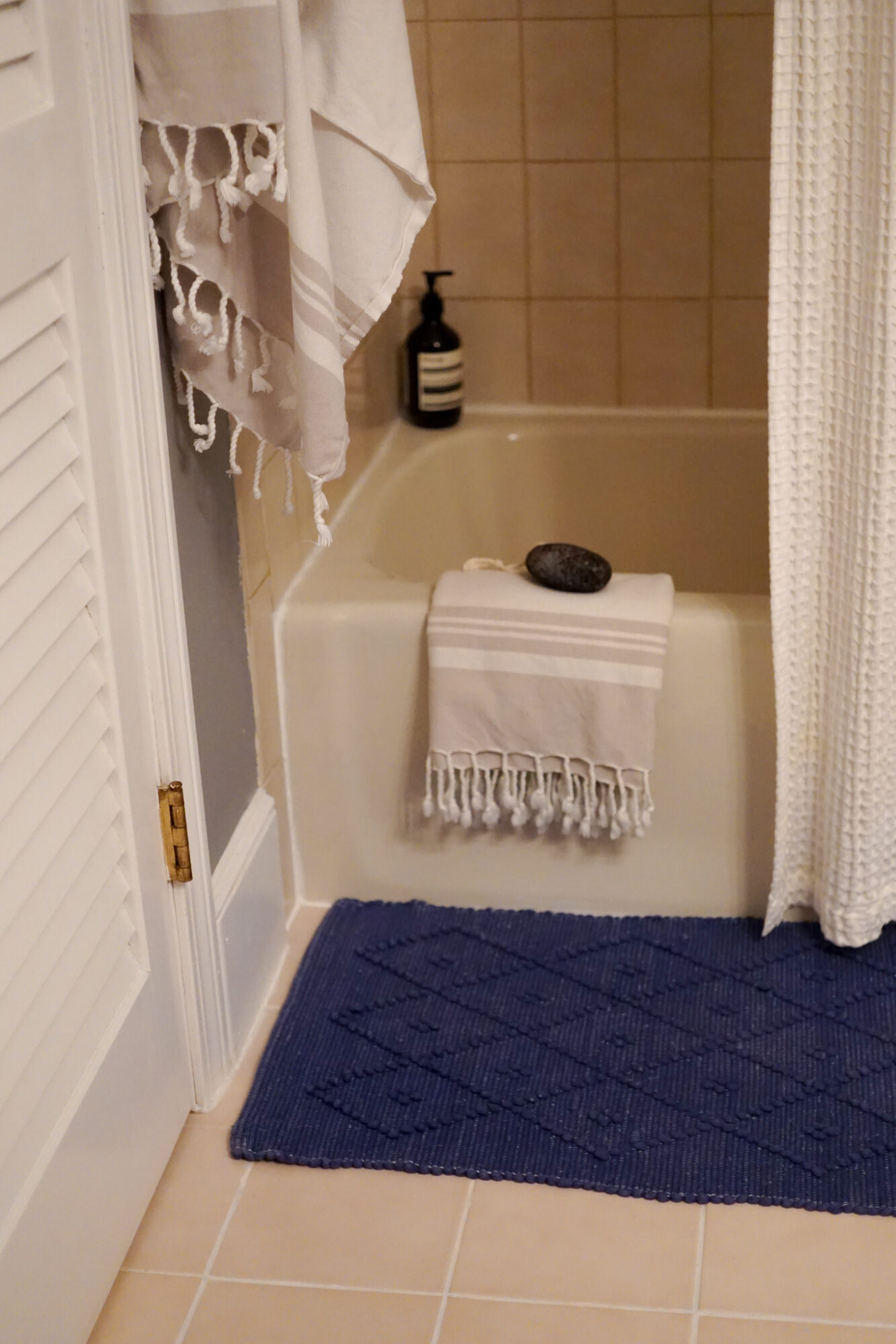 Prettier Alternatives to Traditional Bath Mats - Hello From Liz